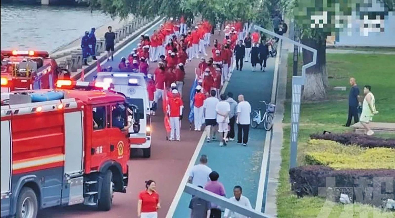 與老年徒步團對峙兩分鐘後讓道