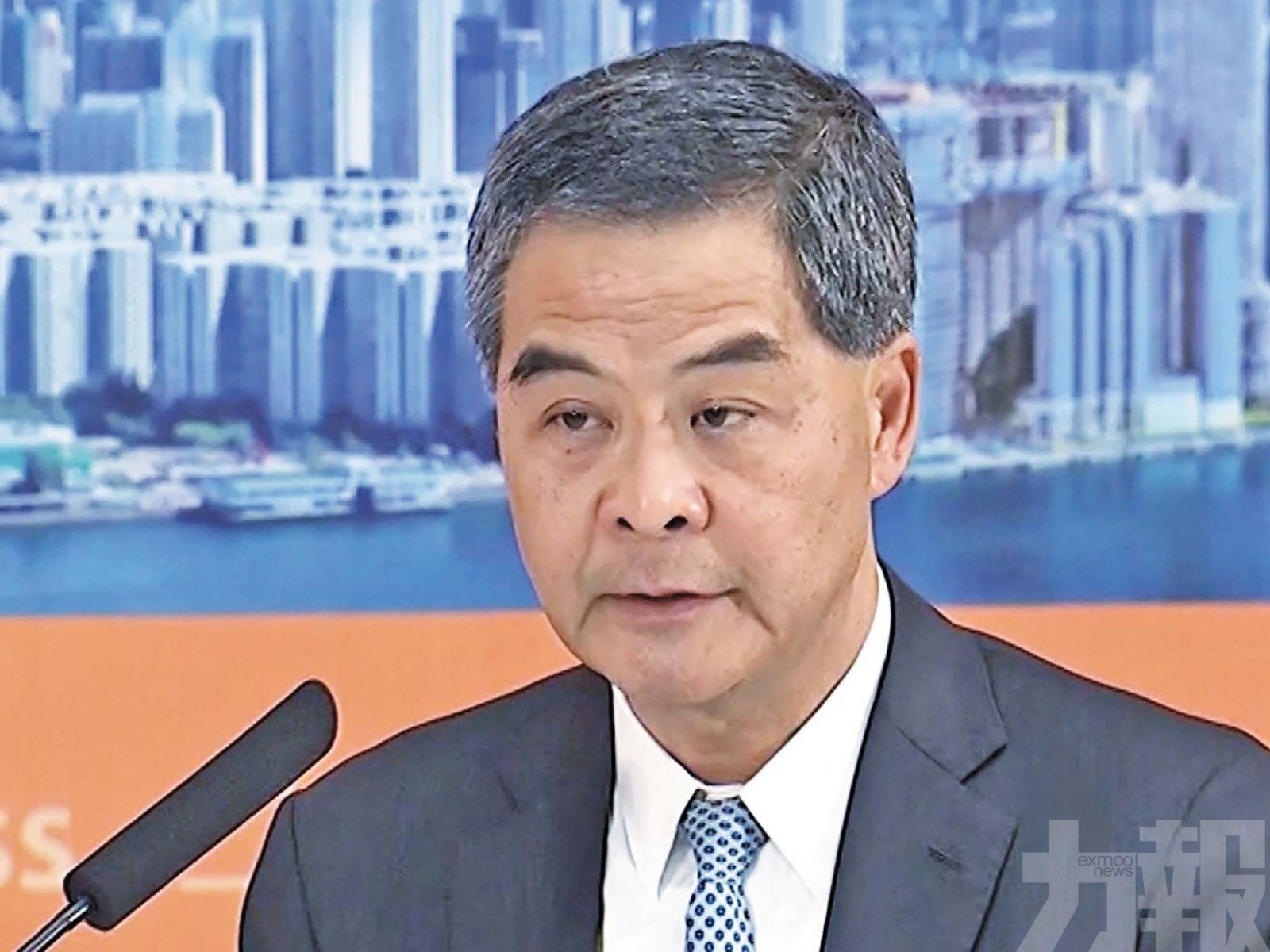 梁振英：應優先服務香港居民