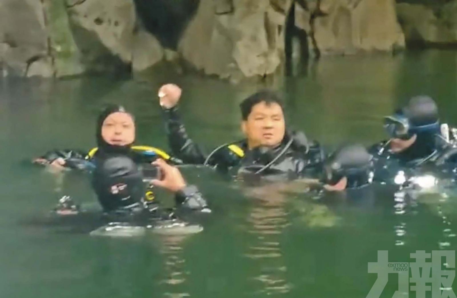 靠吃生魚躲水下氣穴生還