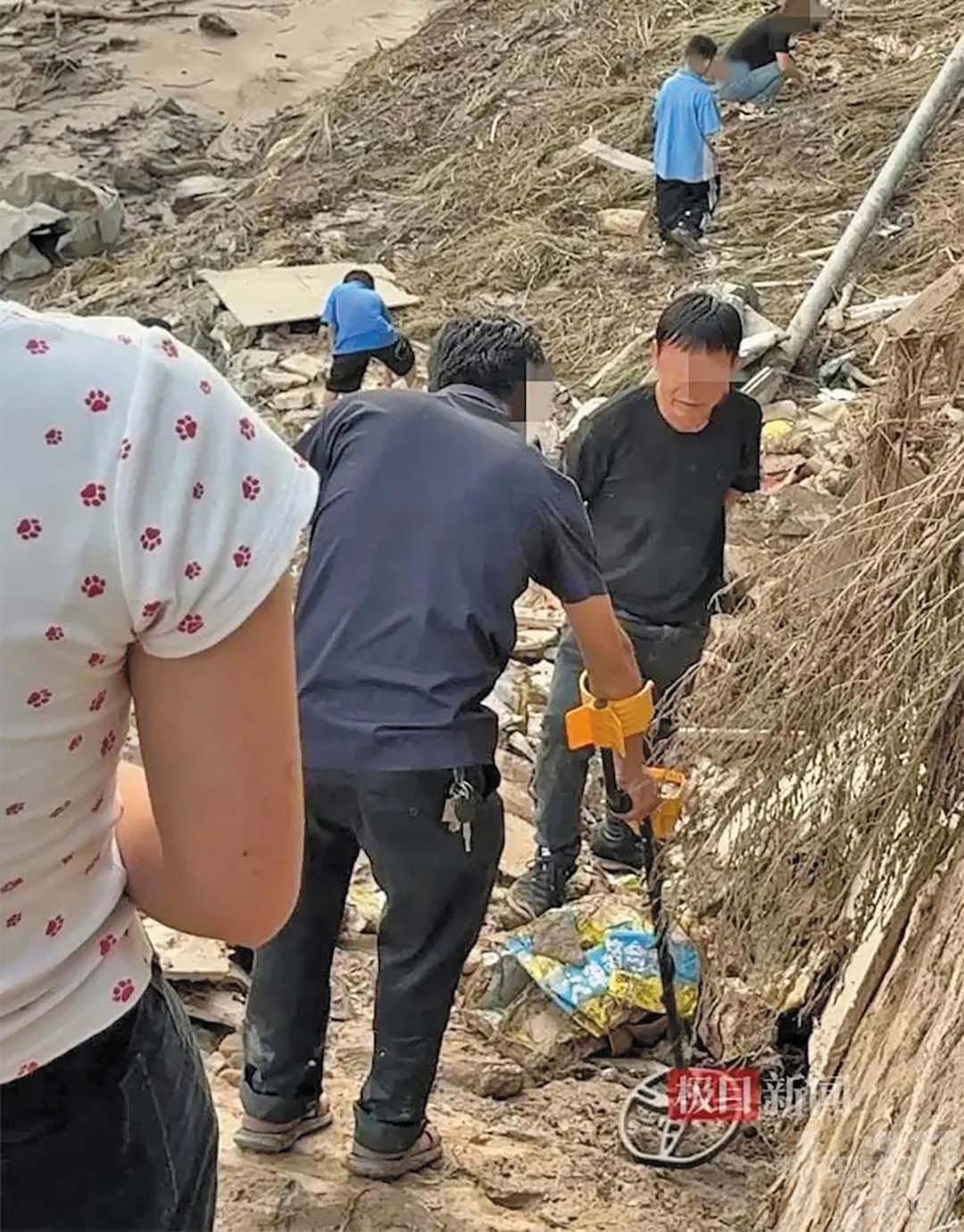 有村民帶探測儀尋寶