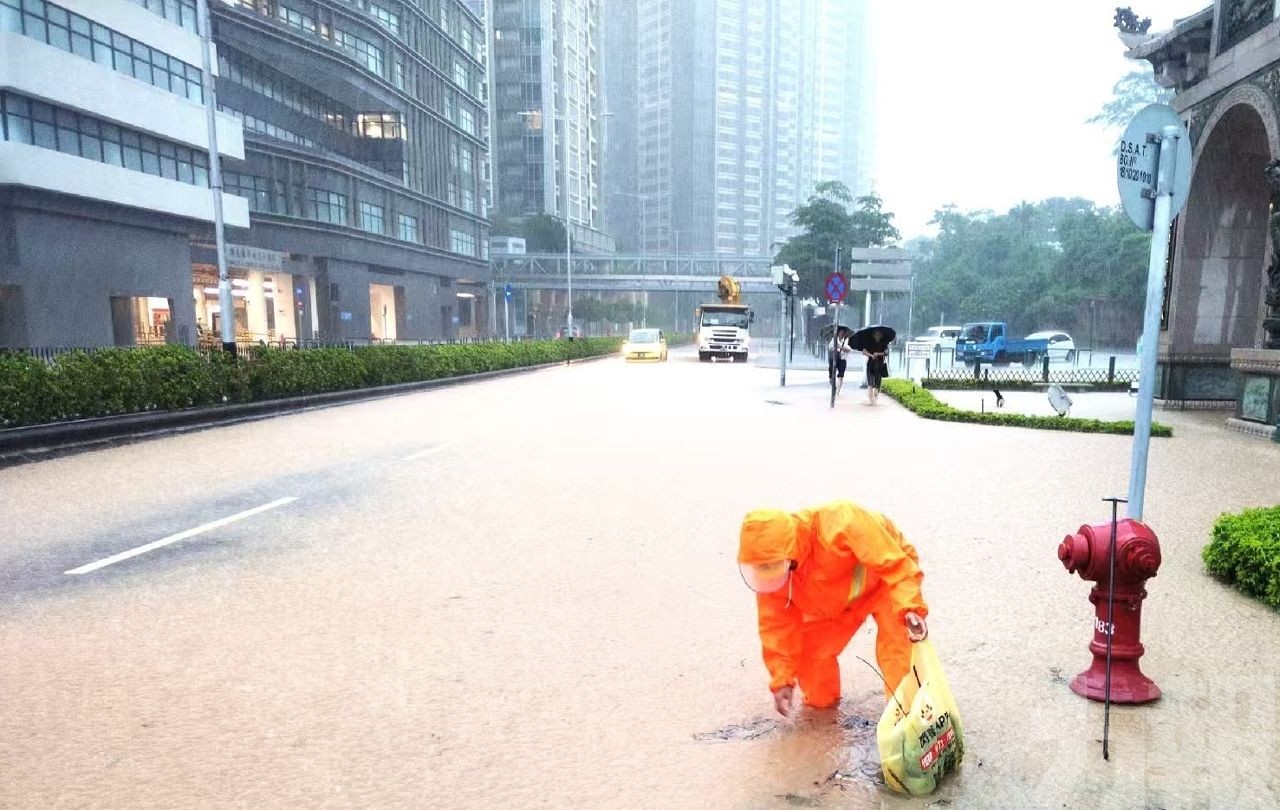 市政署緊急應變小組跟進黑色暴雨水浸情況