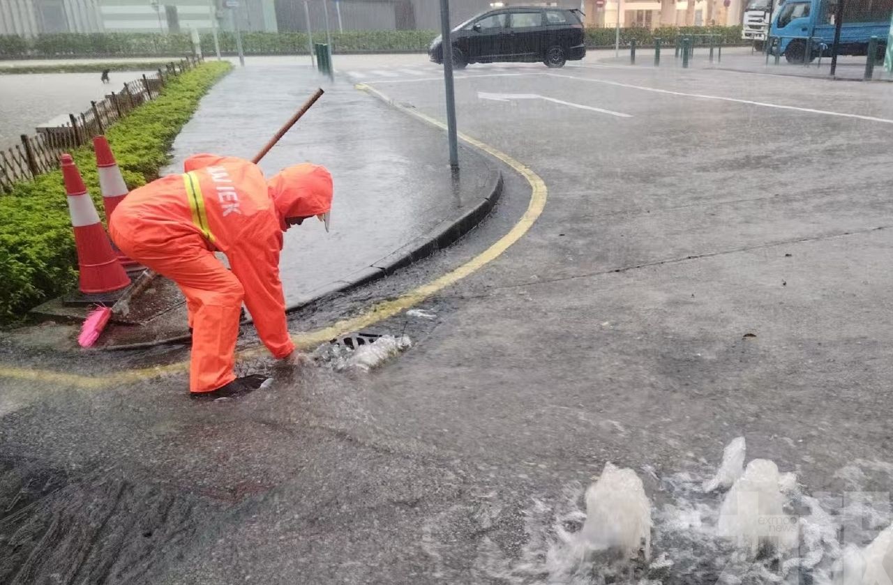 市政署緊急應變小組跟進黑色暴雨水浸情況
