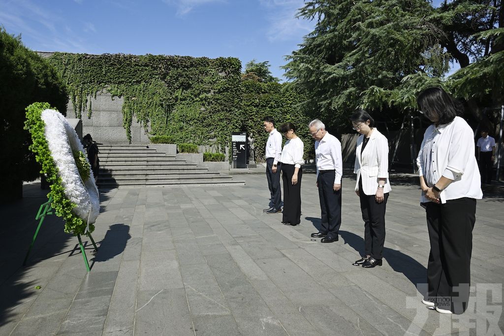 岑浩輝參謁南京大屠殺遇難同胞紀念館