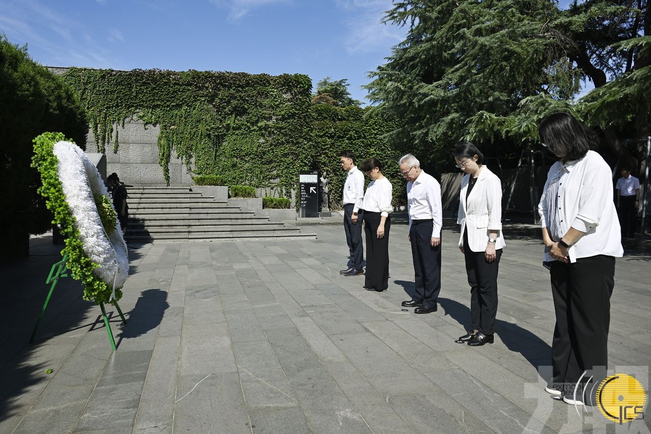 行政長官岑浩輝參謁南京大屠殺遇難同胞紀念館