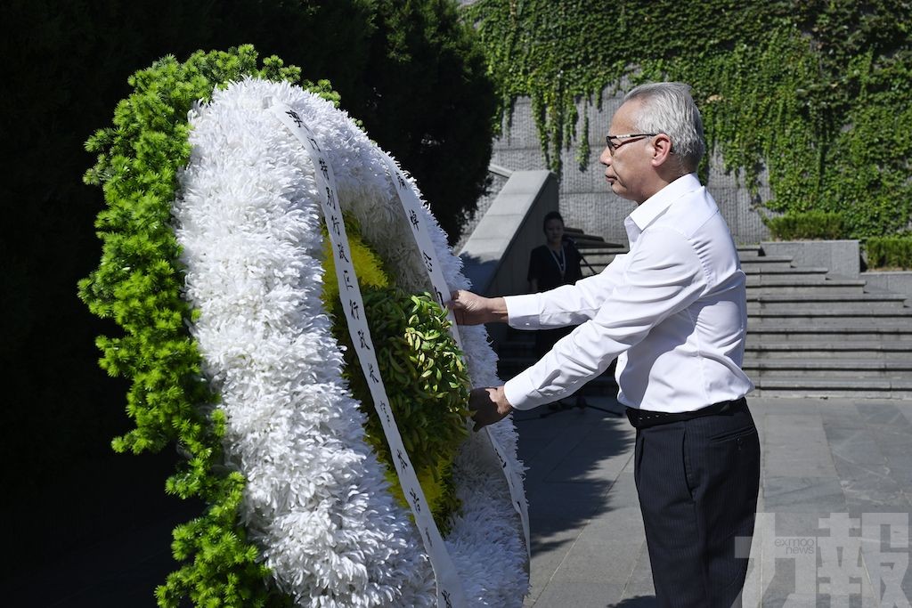 岑浩輝參謁南京大屠殺遇難同胞紀念館