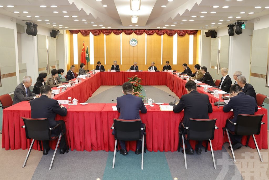 岑浩輝聽取澳區全國人大代表意見