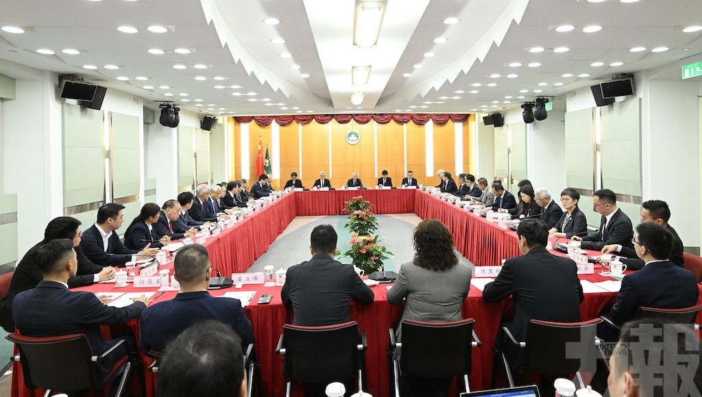 岑浩輝聽取工商金融界意見