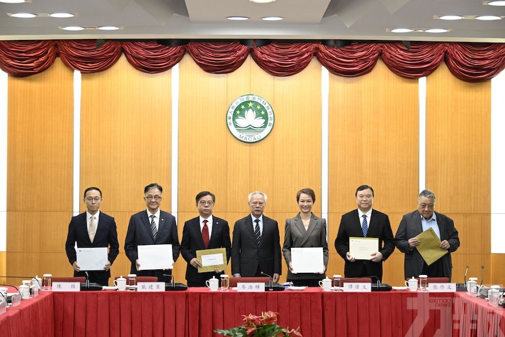 岑浩輝聽取工商金融界意見