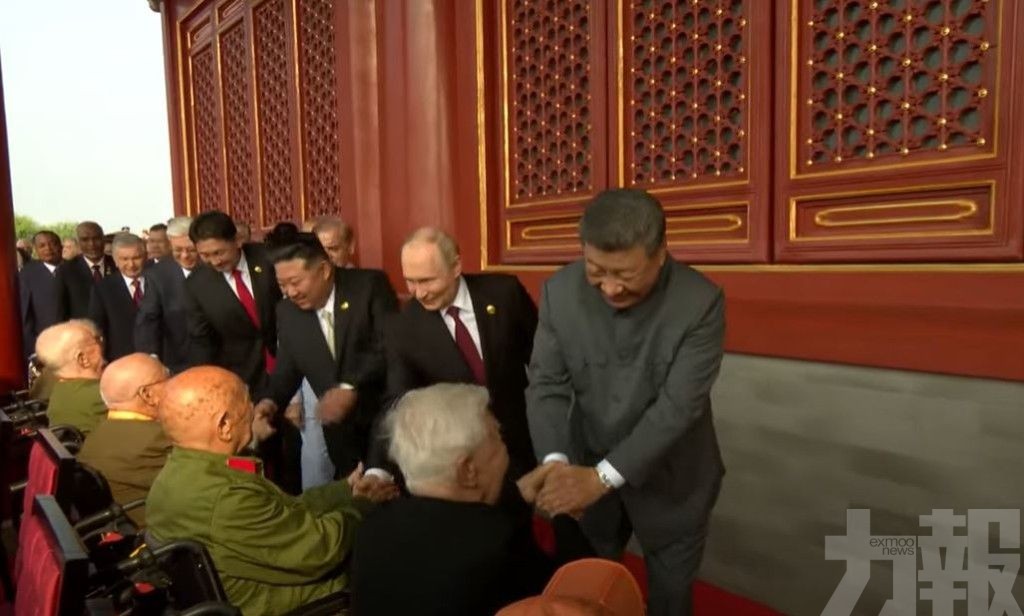 與抗戰老兵握手