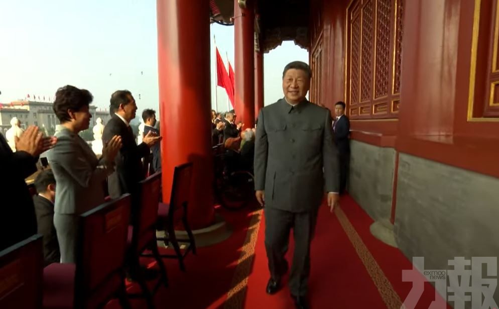 與抗戰老兵握手