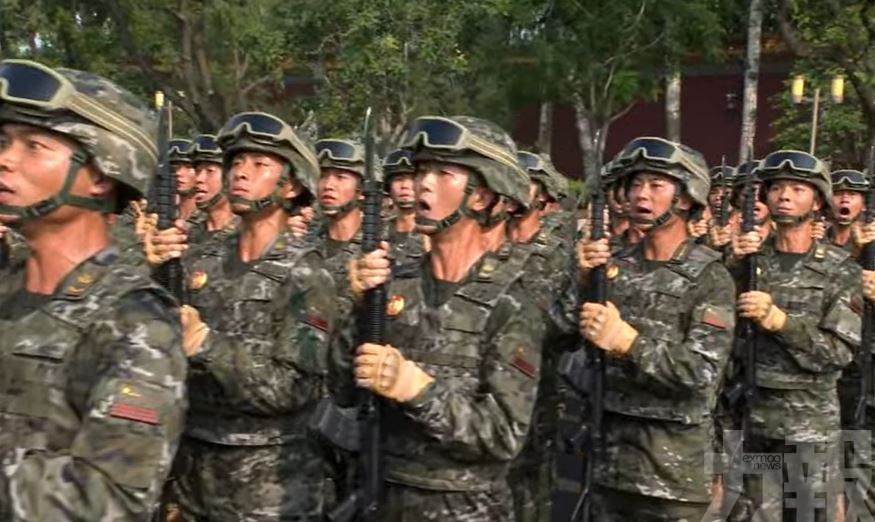 習近平乘紅旗車檢閱部隊