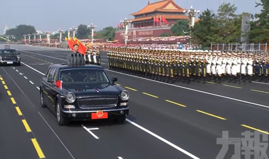 習近平乘紅旗車檢閱部隊