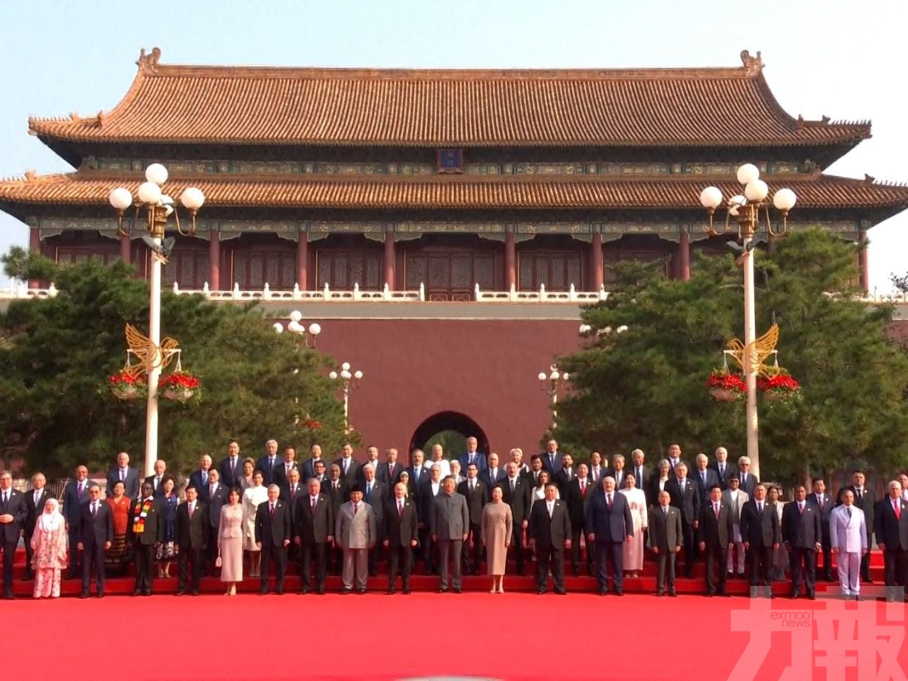 習近平偕夫人迎接外國元首並合影