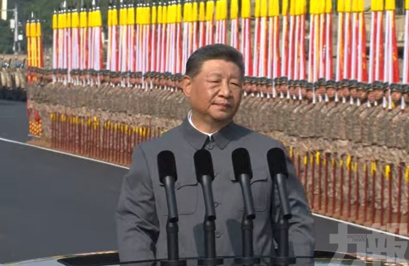 習近平乘紅旗車檢閱部隊