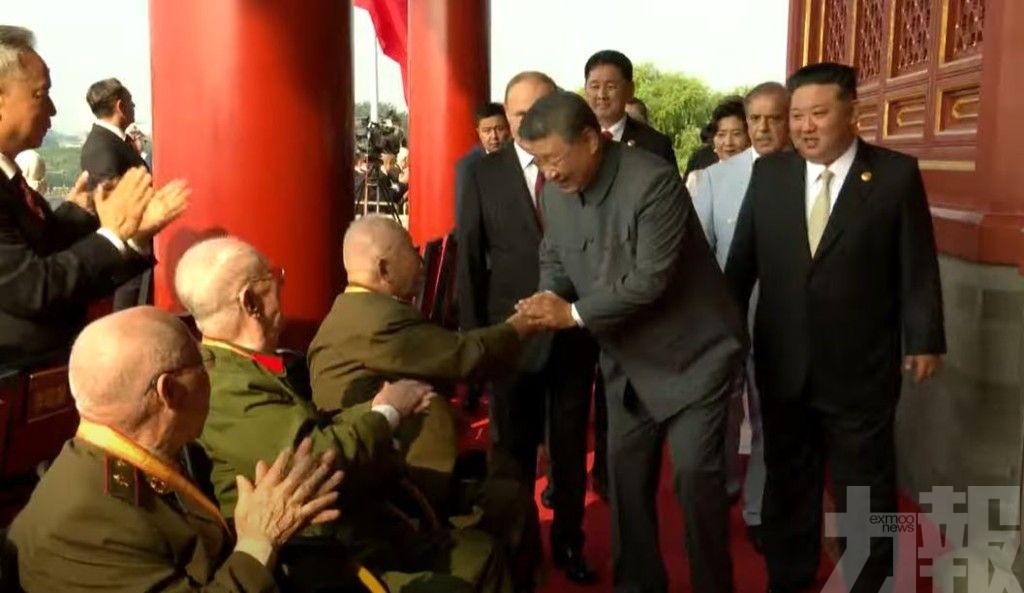與抗戰老兵握手