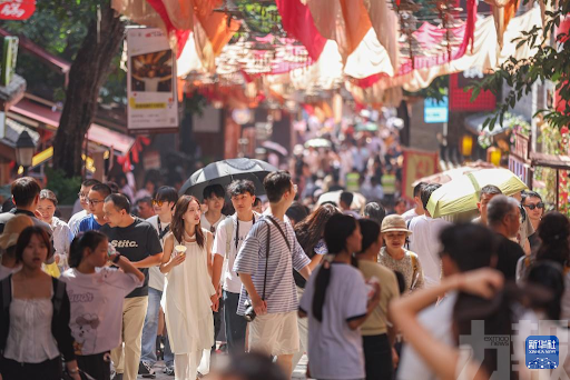 超狂夫妻駕直升機「飛天返鄉」