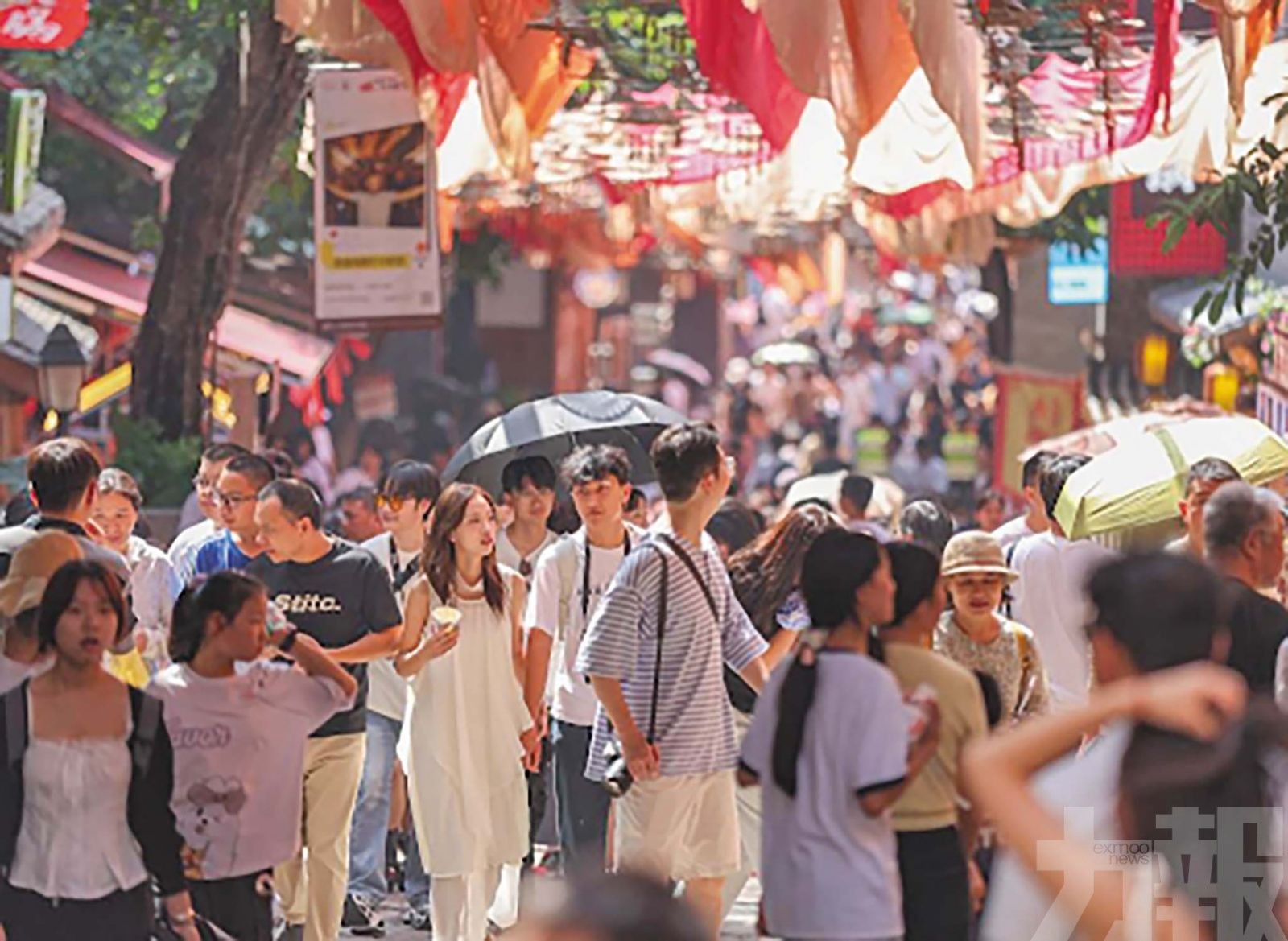 超狂夫妻駕直升機「飛天返鄉」