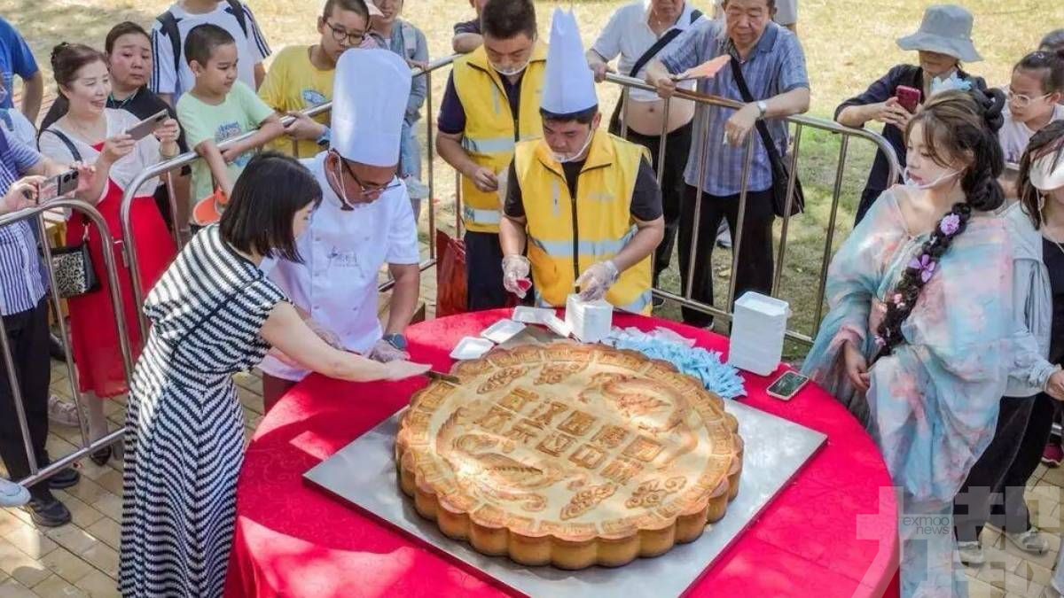 500遊客排隊共享中秋滋味