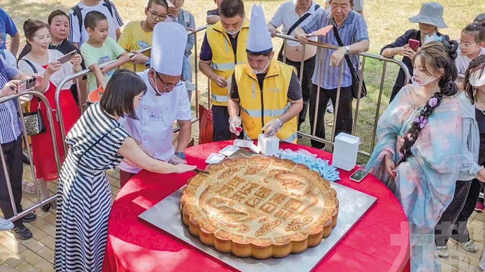 500遊客排隊共享中秋滋味