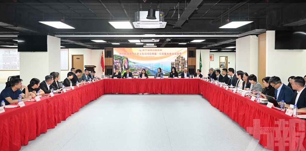 柯嵐率社文團隊聽取多個社團意見