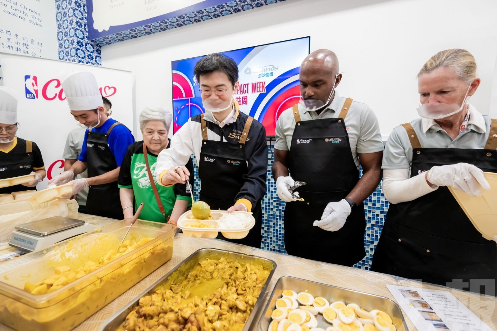 NBA傳奇球星添‧夏達威與金沙中國關懷大使送暖到社區