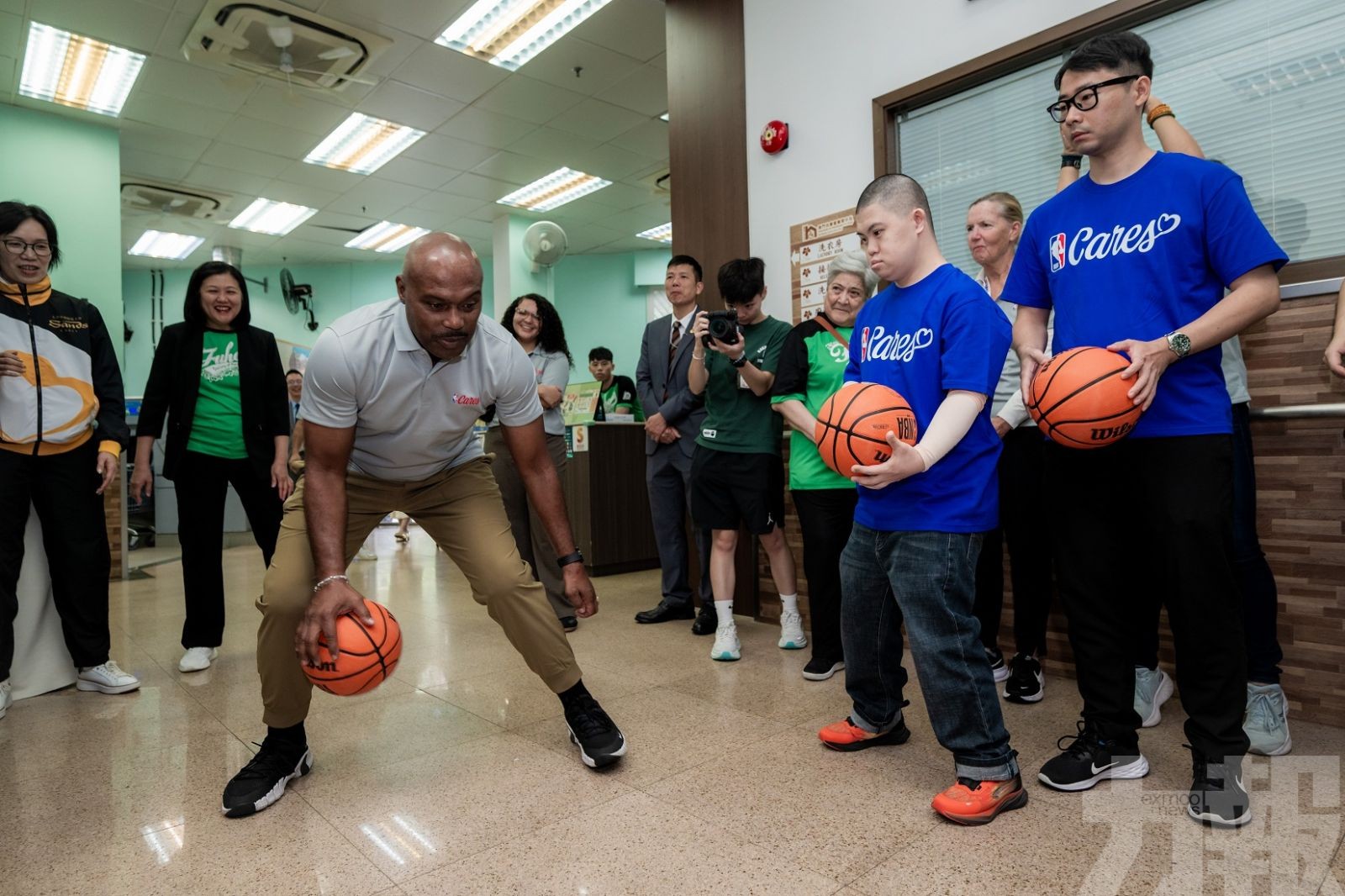 NBA傳奇球星添‧夏達威與金沙中國關懷大使送暖到社區