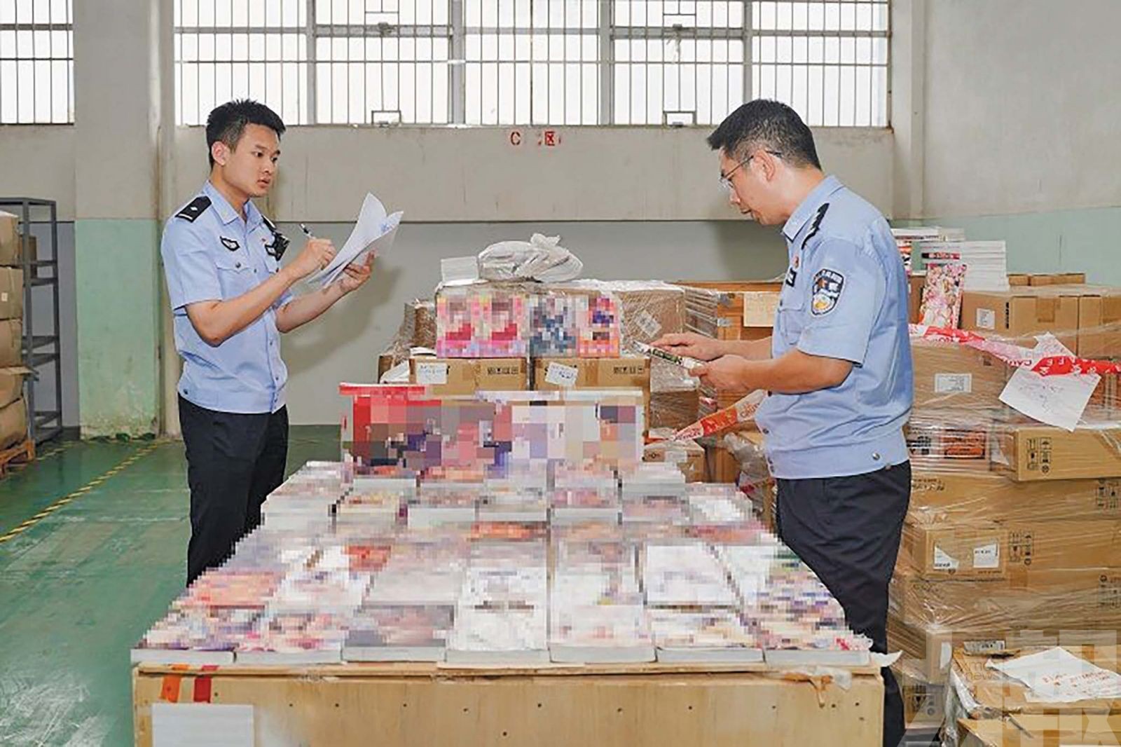 2.5萬餘本非法書籍被截 21人落網