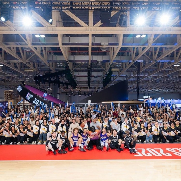 與本澳社服機構會員進行籃球互動 與本澳社服機構會員進行籃球互動