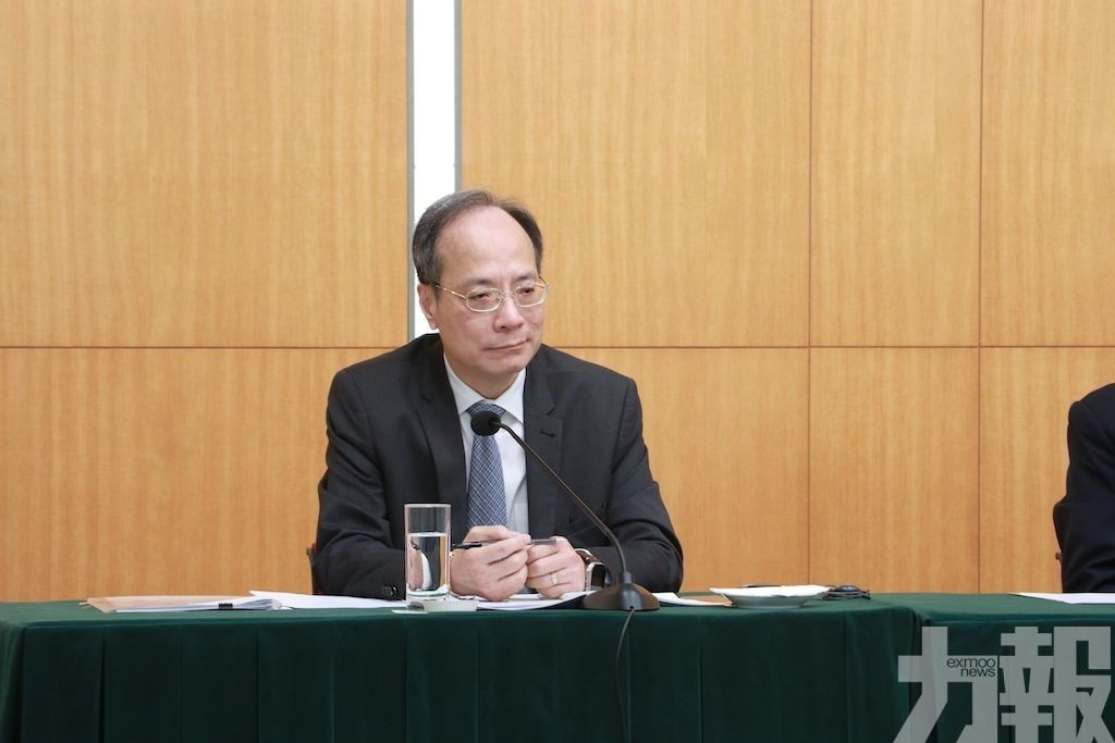 ​容光亮退休