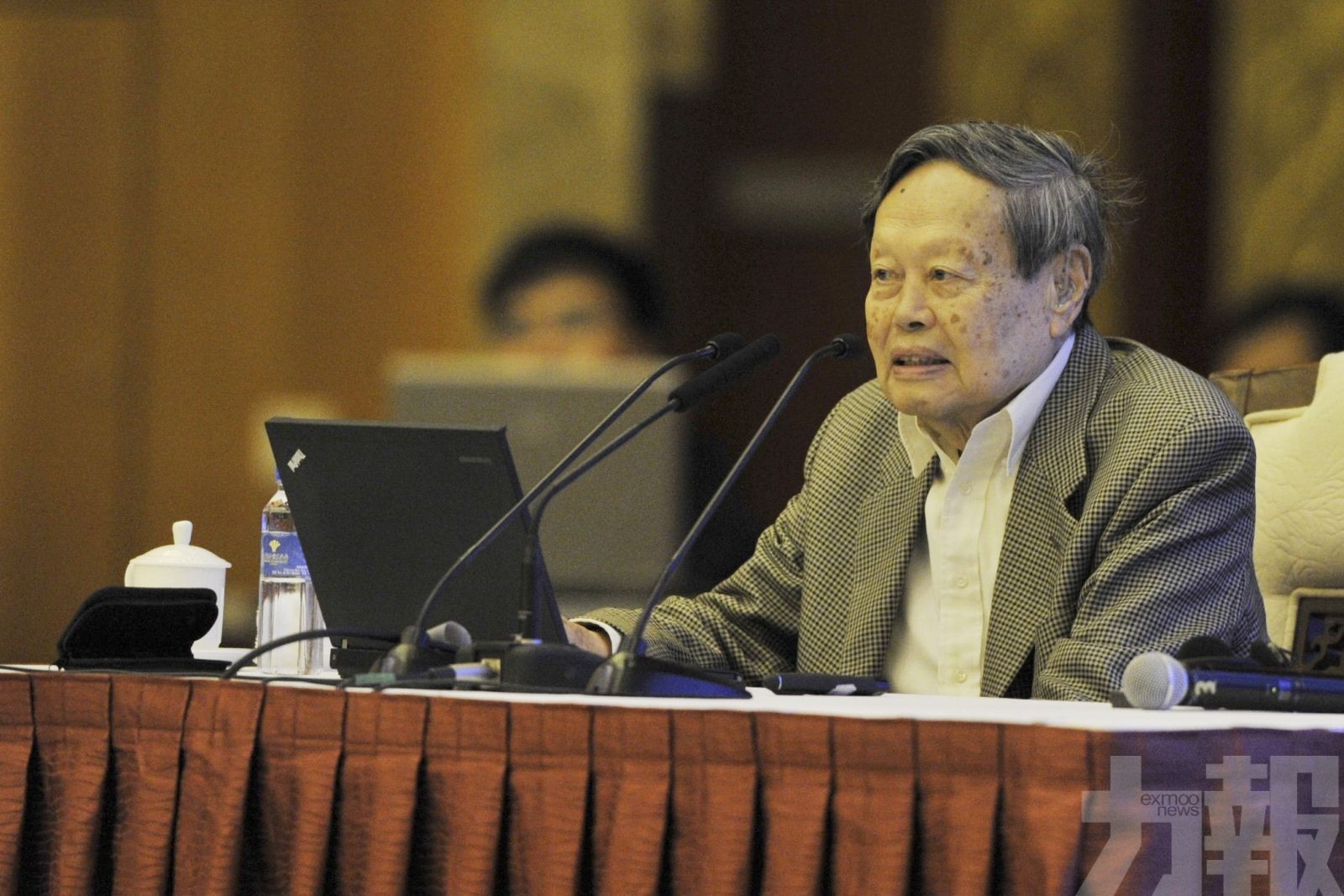 以對稱之光照亮科學與時代