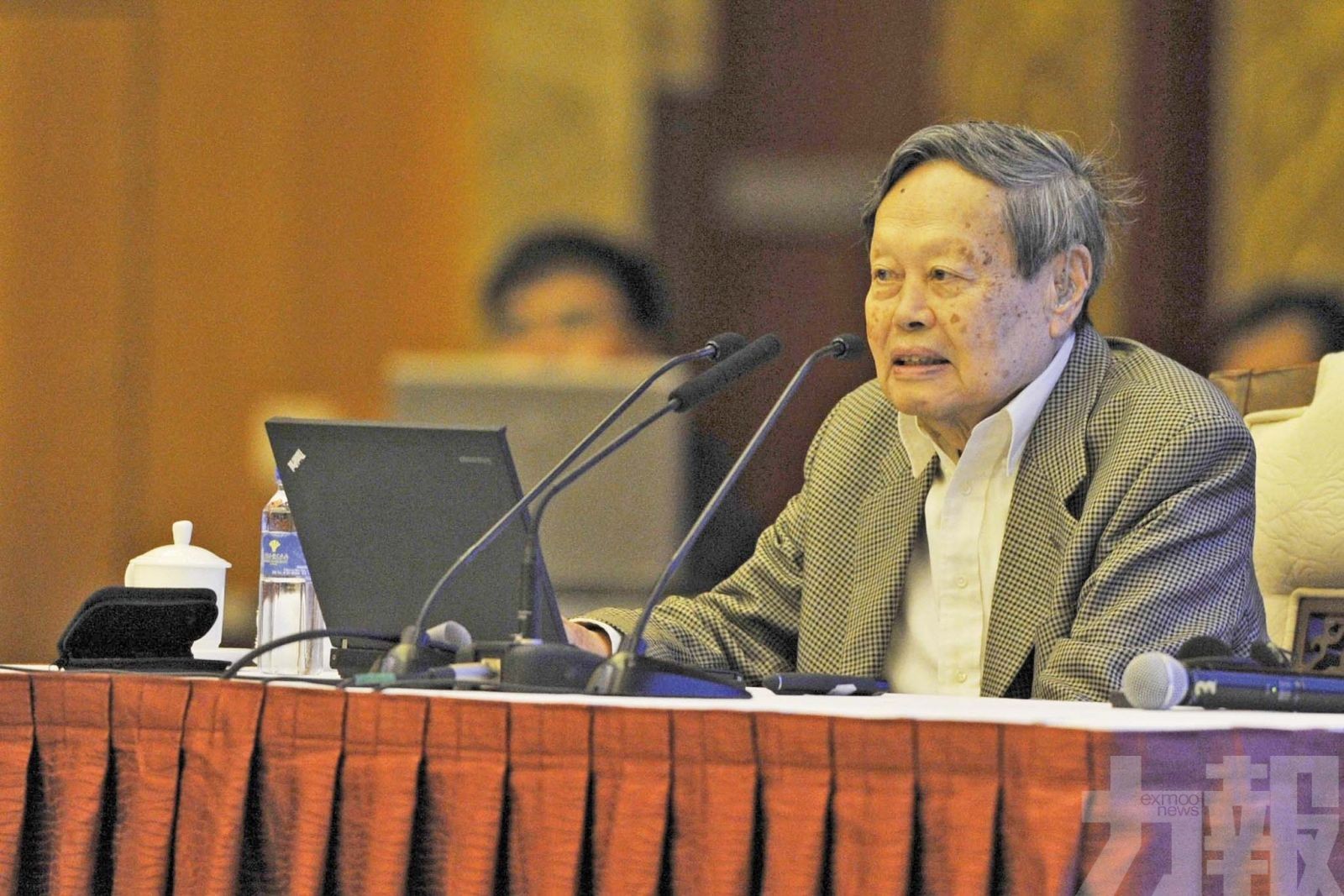 以對稱之光照亮科學與時代