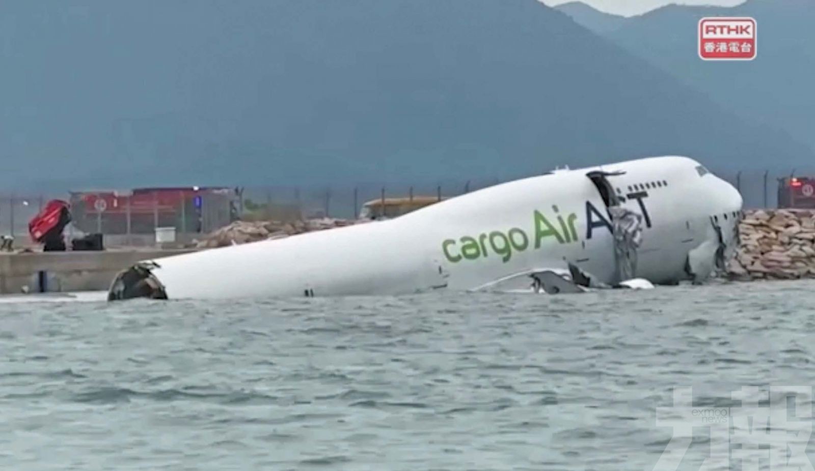 巡邏車被撞落海兩人死亡