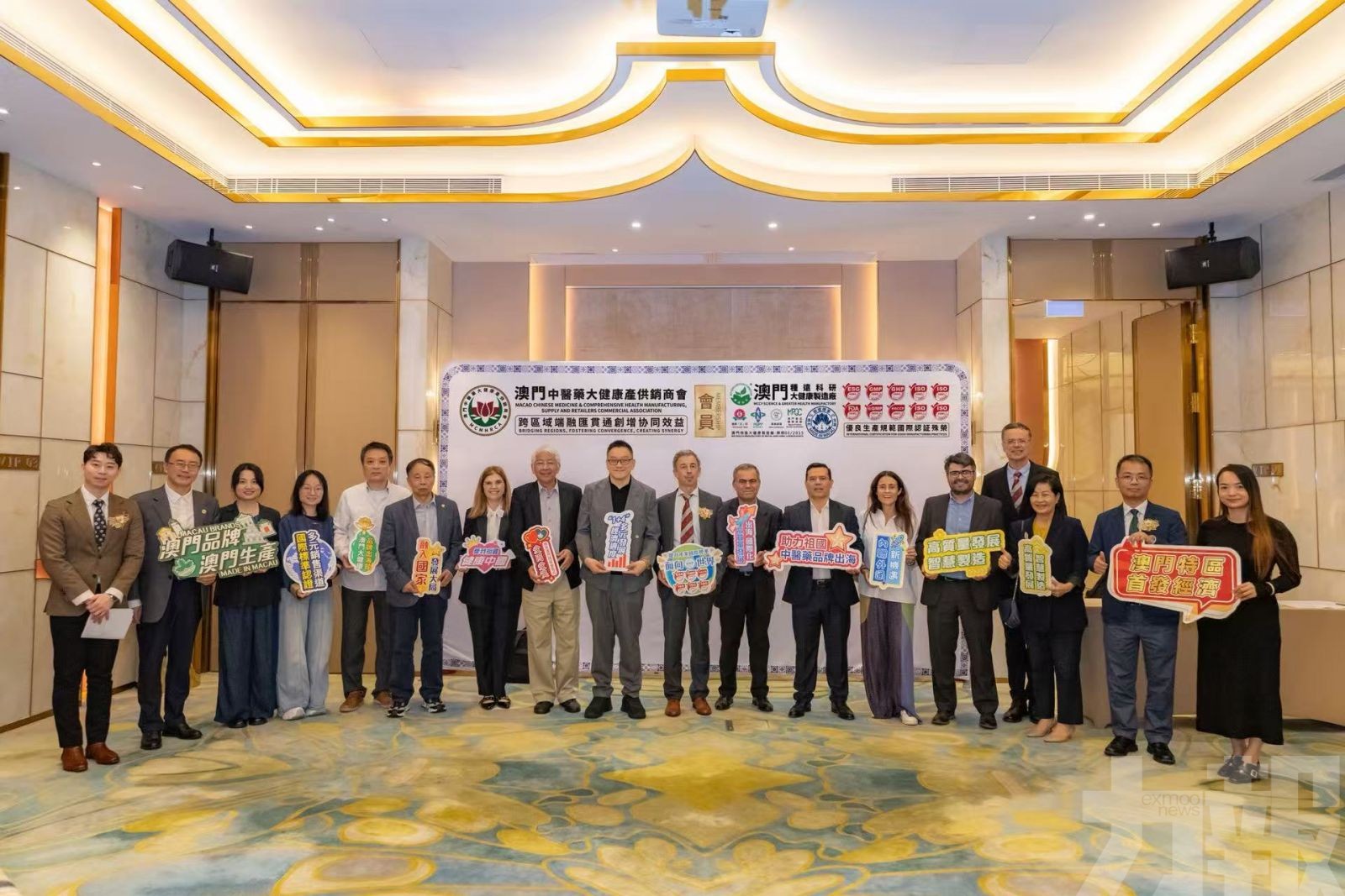 「攜手產學研 共贏大藍海一中葡大專校企研發合作交流晚宴」舉行 「攜手產學研 共贏大藍海一中葡大專校企研發合作交流晚宴」舉行