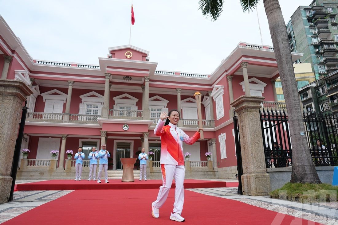 澳賽區李禕首棒 居民遊客夾道歡迎