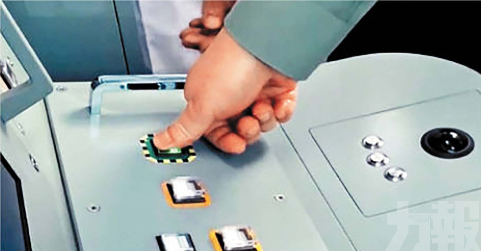 稱艦載機飛行員「都是英雄」