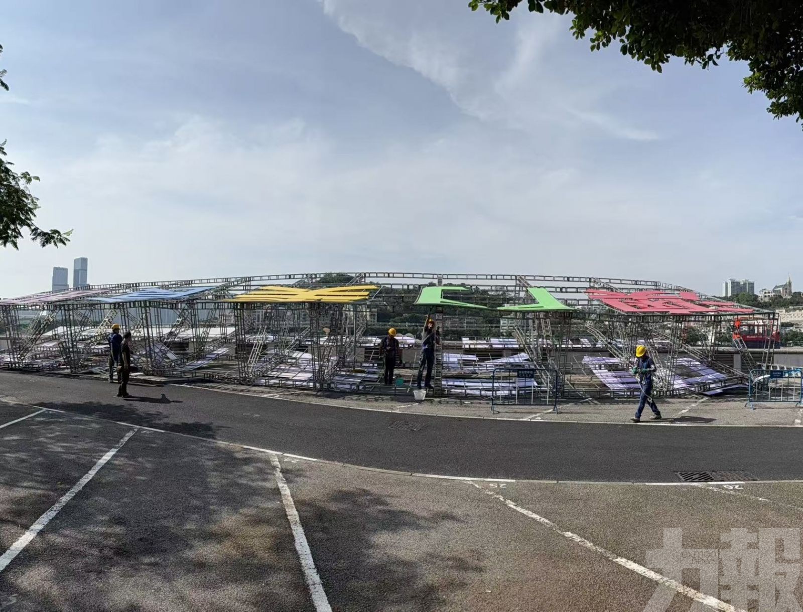 至少八電單車及一私家車受損無人傷