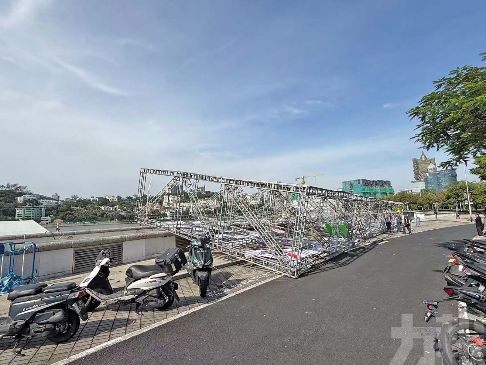 多車被砸中受損幸無人傷