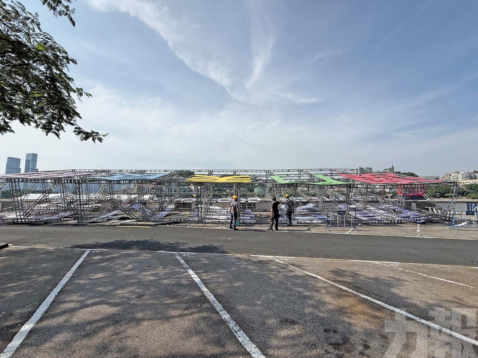 多車被砸中受損幸無人傷