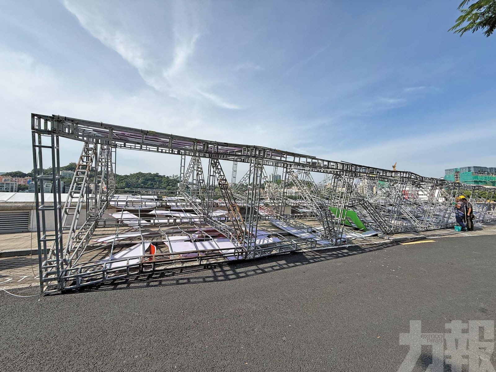 多車被砸中受損幸無人傷