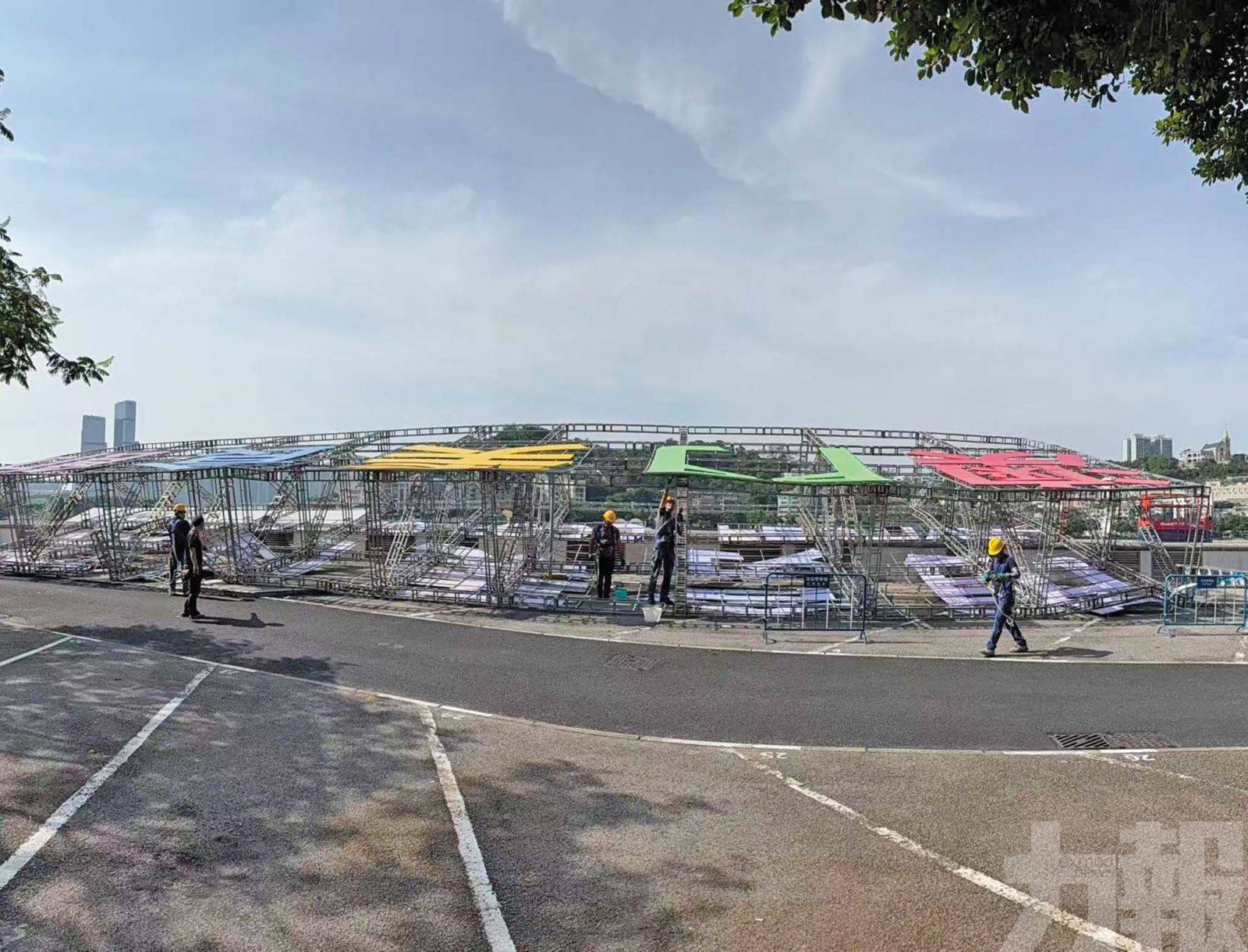 多車被砸中受損幸無人傷