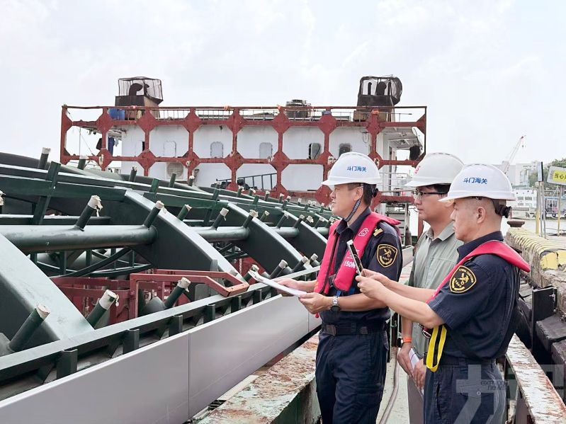 助77噸大型鋼結構件水路輸港