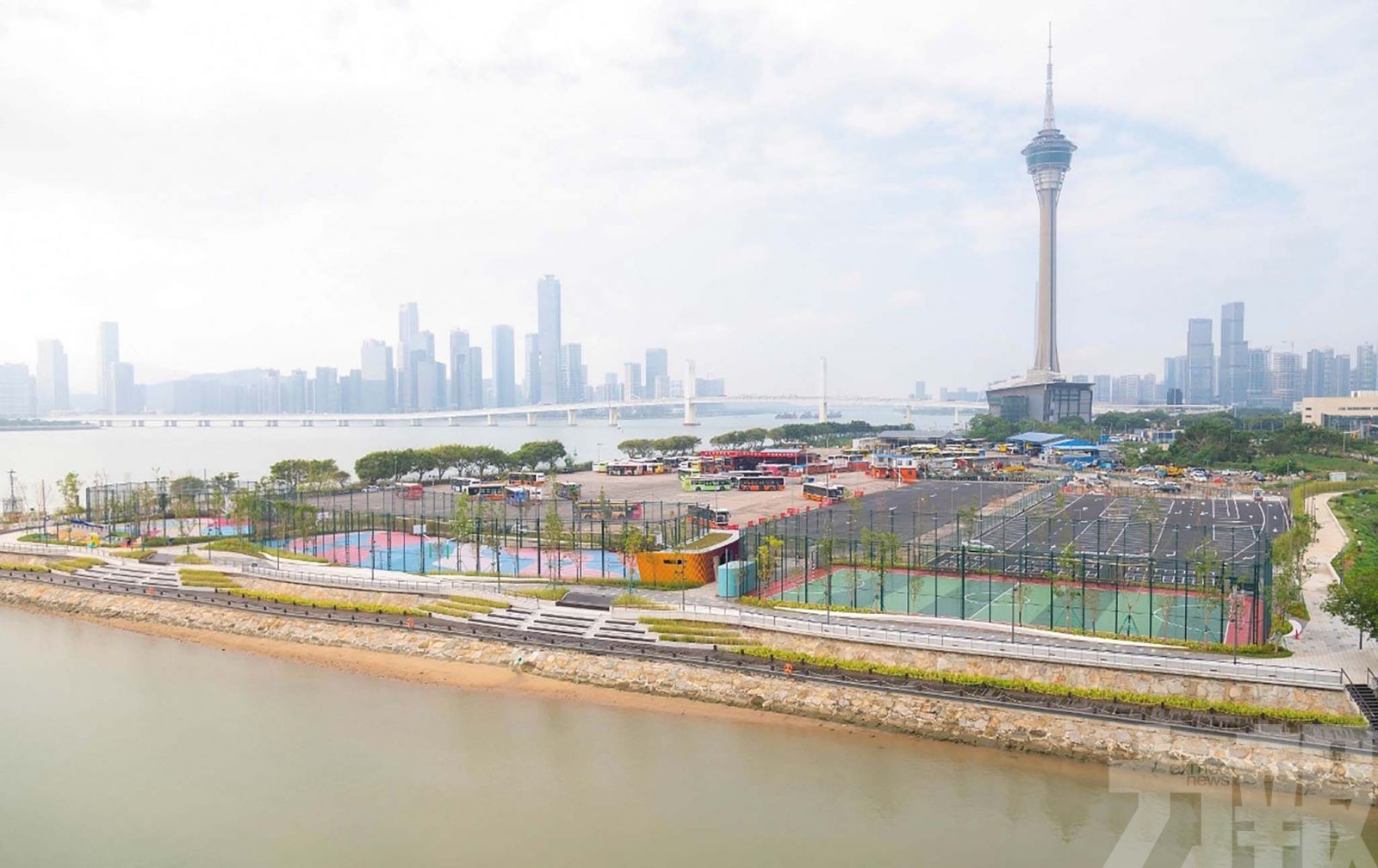 以球場功能為重點設「自由波地」