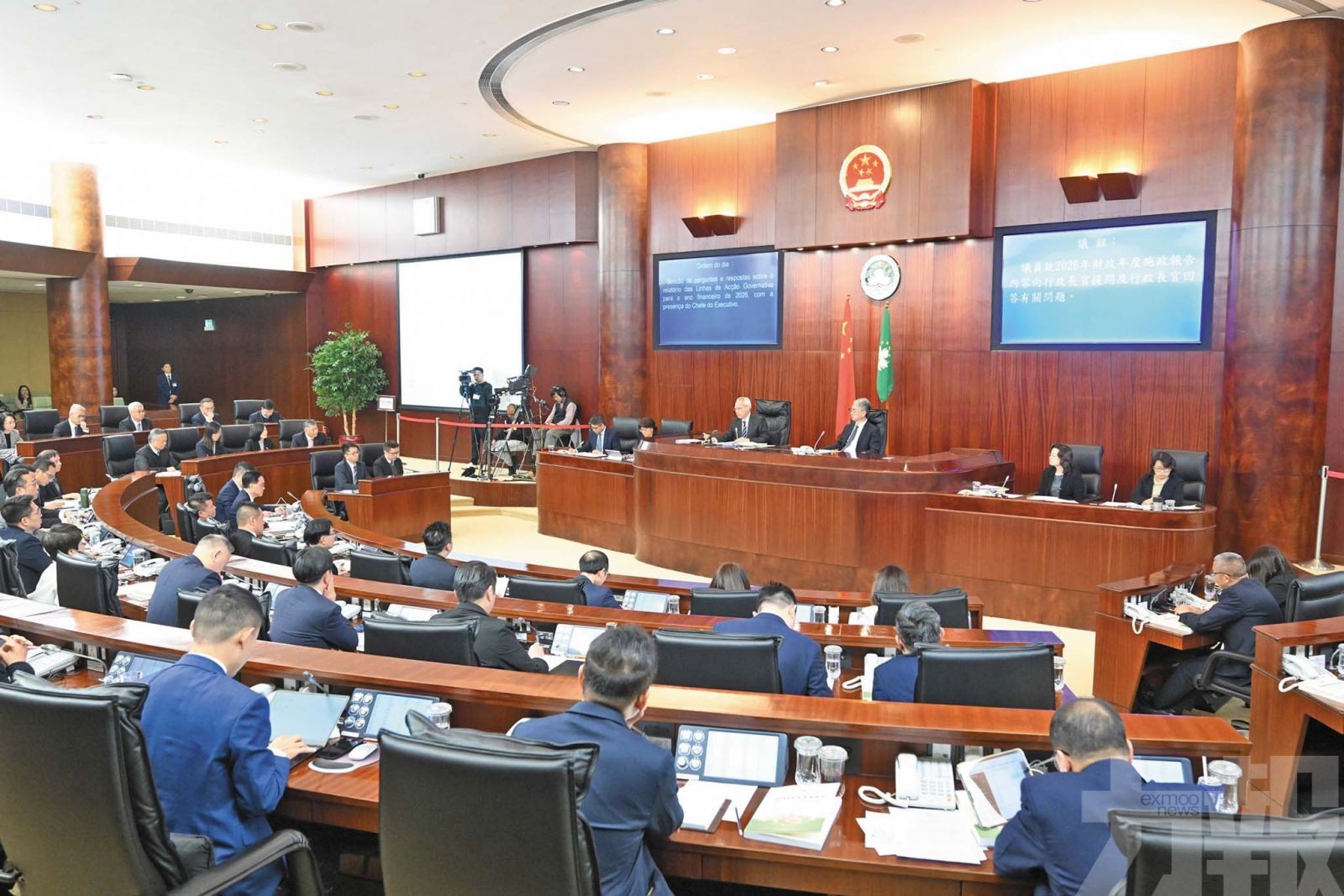 岑：過程艱巨但不存在裁員減薪