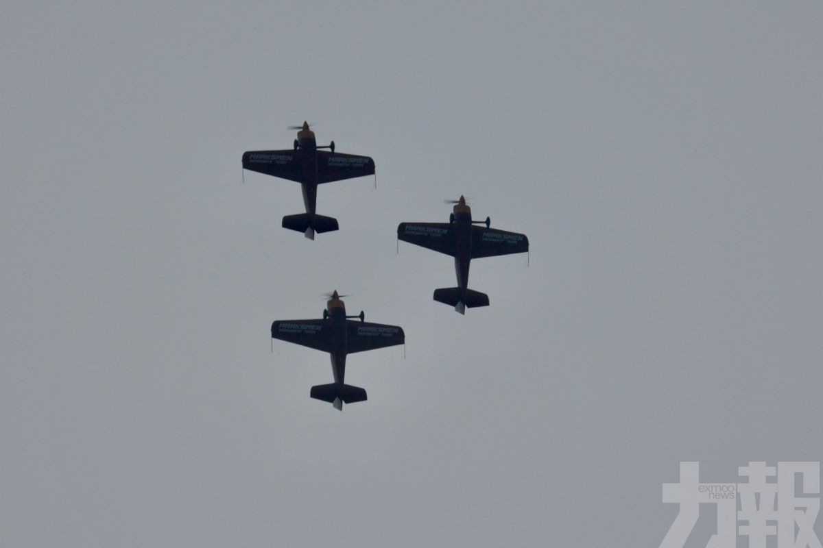 飛行表演隊試飛展現高難度特技
