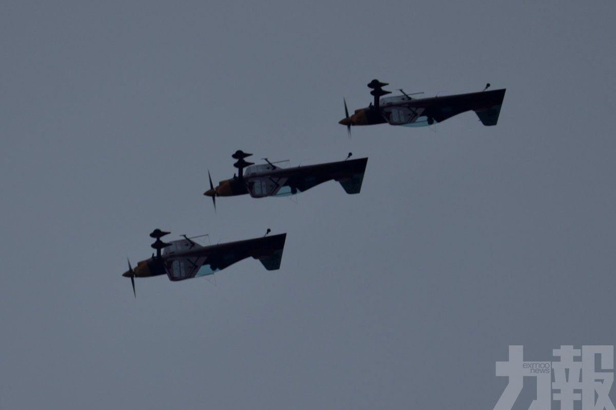 飛行表演隊試飛展現高難度特技