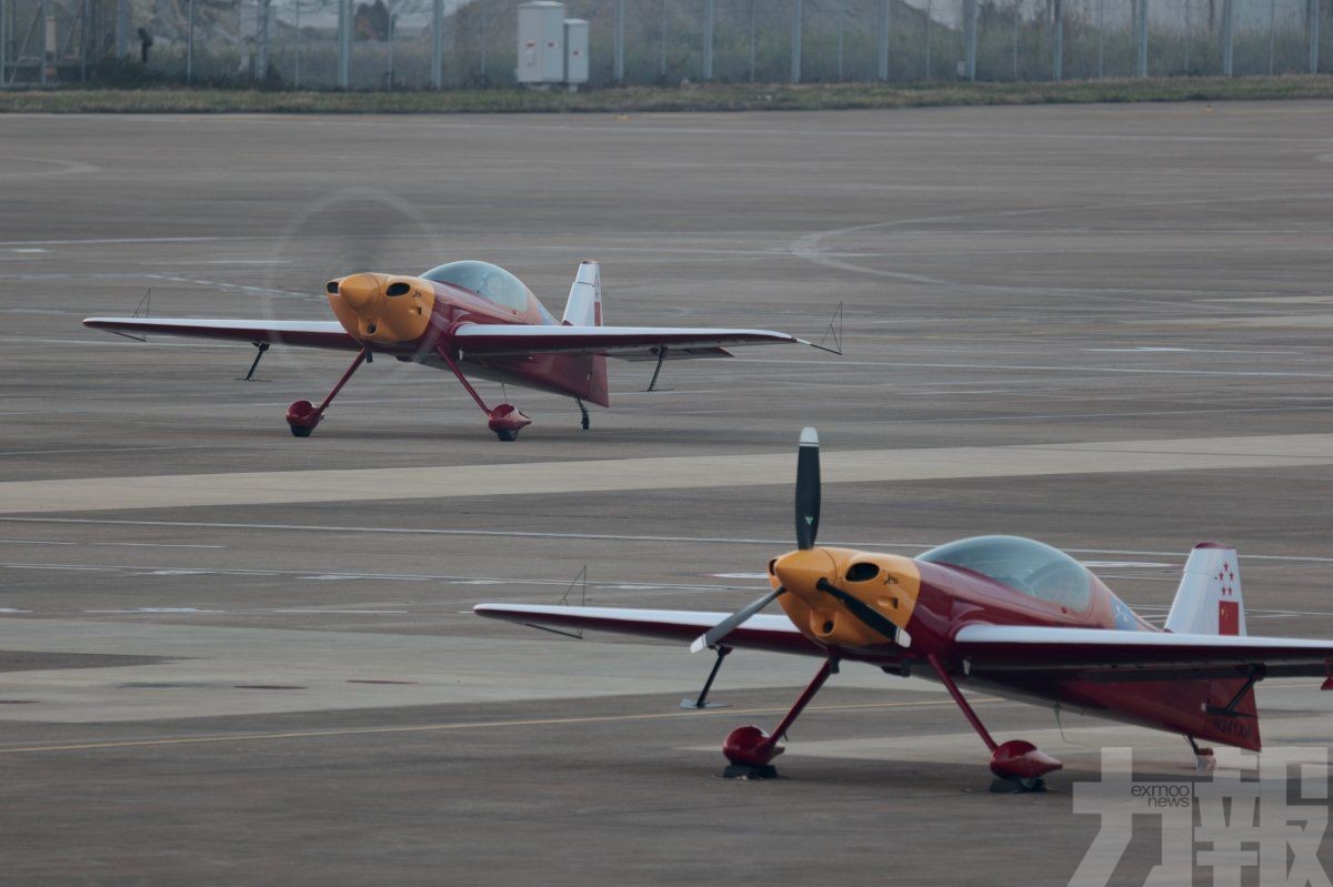 飛行表演隊試飛展現高難度特技
