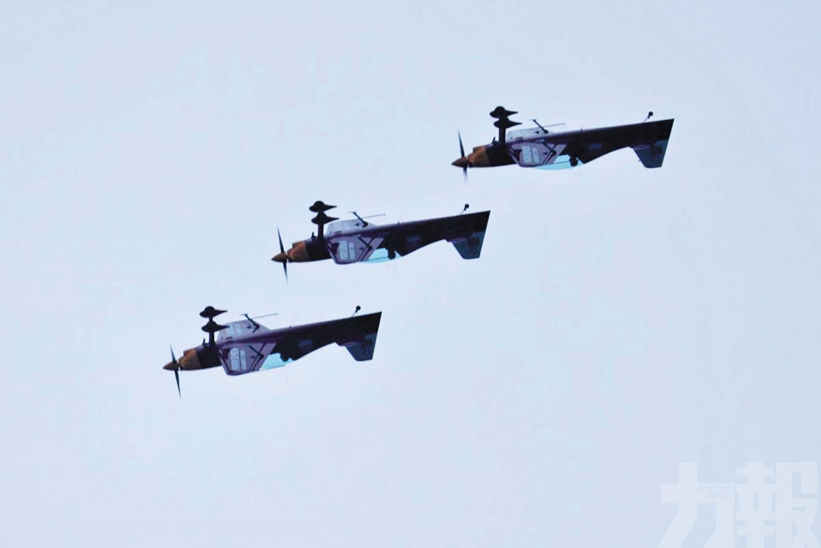 飛行表演隊試飛展現高難度特技