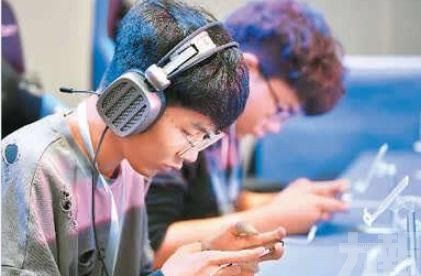 擬明年起禁止16歲以下使用社媒