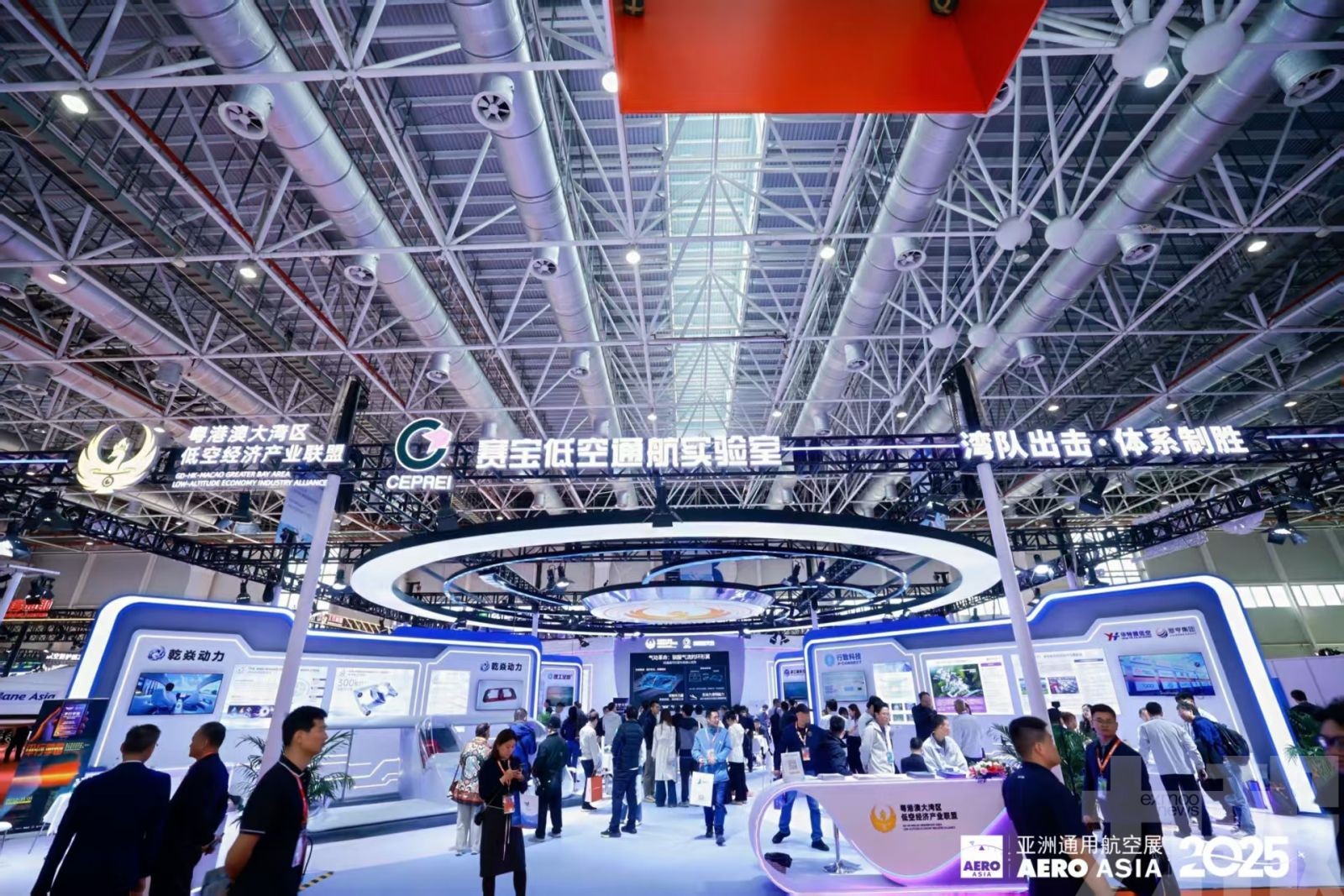 載人飛行車 零碳水上機場齊亮相