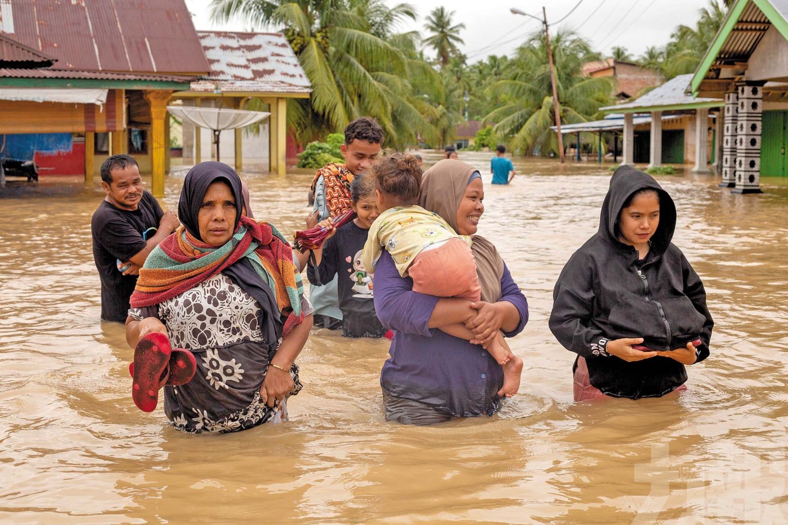 強烈氣旋疊加豪雨肆虐 南亞洪災已釀逾900死
